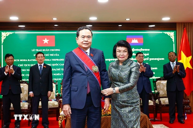 Chủ tịch Quốc hội Campuchia Samdech Khuon Sudary đeo dải băng Huân chương Đại thập tự cho Chủ tịch Quốc hội Trần Thanh Mẫn. (Ảnh: Doãn Tấn/TTXVN)