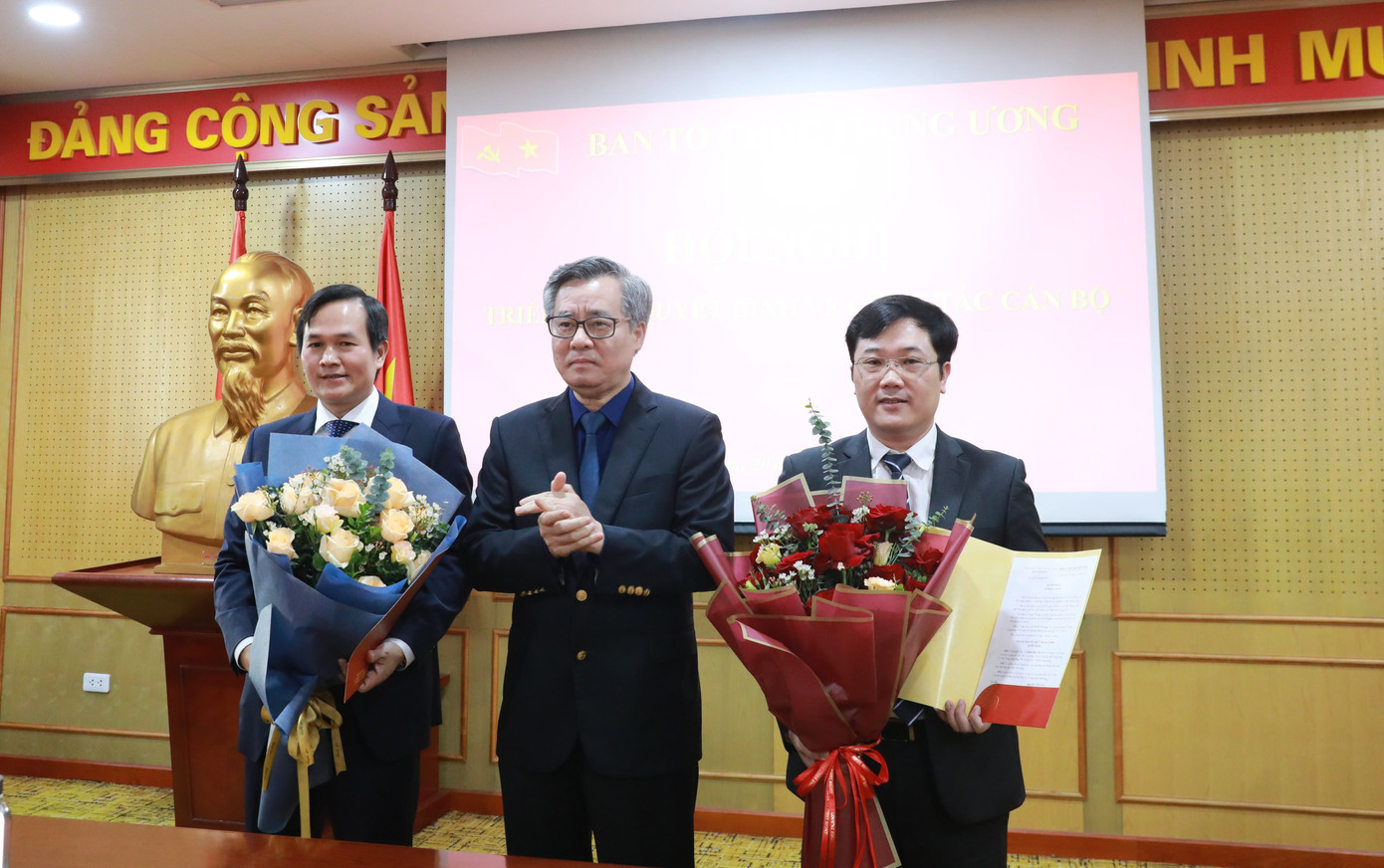 Phó Trưởng Ban Tổ chức Trung ương Nguyễn Quang Dương trao quyết định, tặng hoa cho đồng chí Khuất Hữu Vân và đồng chí Nguyễn Mạnh Hùng. Ảnh: XDĐ.