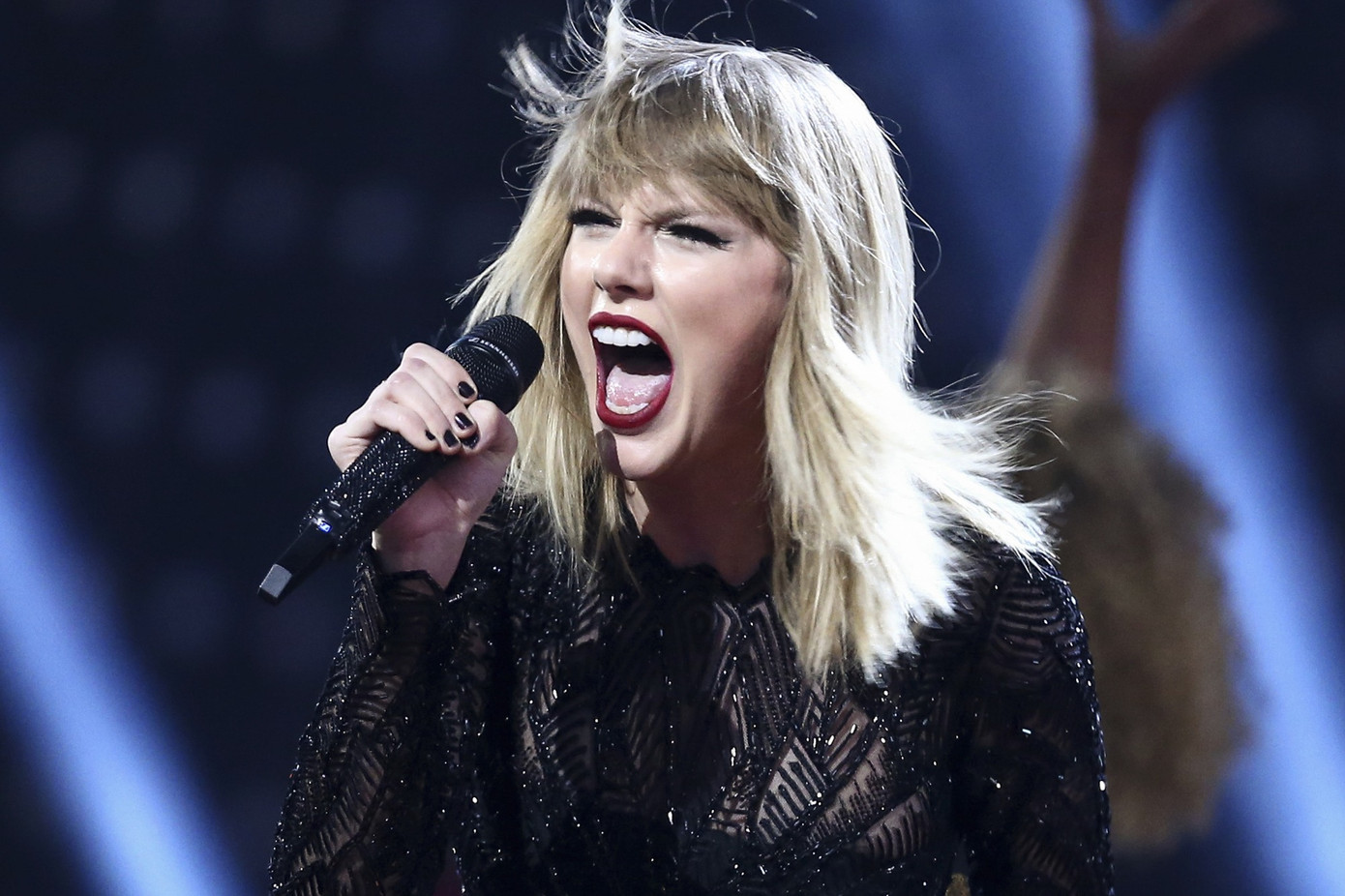 Taylor Swift kết thúc chuyến lưu diễn kéo dài gần 2 năm vào ngày 8/12 ở Vancouver. Ảnh: AP.
