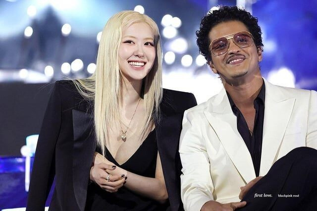 Người hâm mộ tin Rosé và Bruno Mars không hát nhép vì cả hai đều sở hữu chất giọng tốt, cùng kỹ năng trình diễn live hàng đầu.