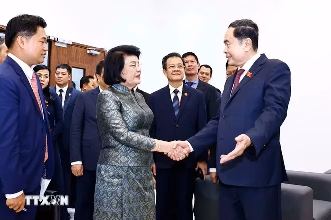 Chủ tịch Quốc hội Trần Thanh Mẫn và Chủ tịch Quốc hội Campuchia Samdech Khuon Sudary tham quan tòa nhà hành chính Quốc hội Campuchia. (Ảnh: Doãn Tấn/TTXVN)