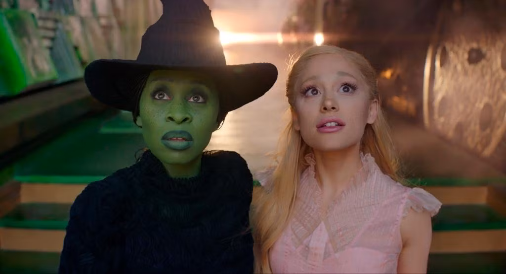 Ariana Grande và Cynthia Erivo đảm nhận vai chính trong Wicked nhưng mức lương được cho là chênh nhau đến 14 triệu USD. Ảnh: AP.