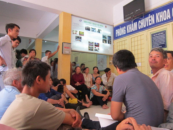 Bệnh nhân ngồi chờ trước cửa phòng khám cột sống Bệnh viện Việt Đức vào 14h45 ngày 1-8 Ảnh: Nguyễn Hoài