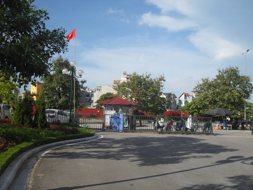 Bãi gửi xe lác đác vài chiếc xe 