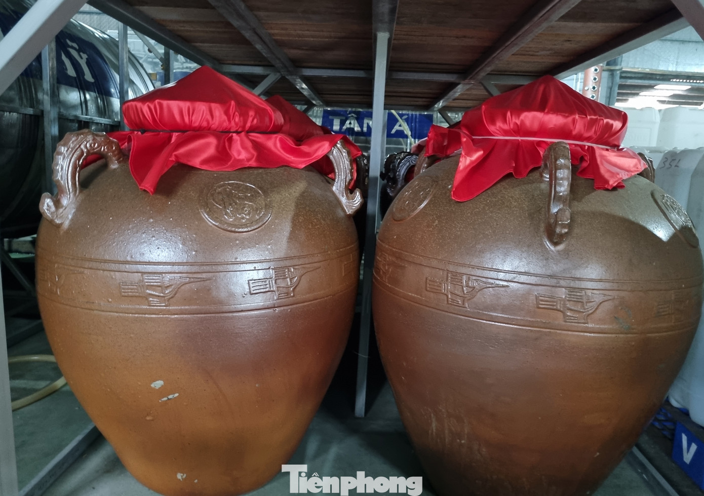 Rượu khi nấu xong, bà con ngâm chum sành một thời gian để khử độc, lúc đó mới đem đi tiêu thụ.