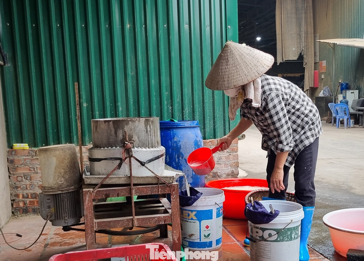 Ông Huy cho biết, rượu Phú Lộc được lên men bằng loại men truyền thống của cụ tổ nghề để lại. Men được làm từ gạo xay, phối trộn với 21 loại thảo dược như: Quế, hồi, cam thảo, cát cánh, xuyên khung…