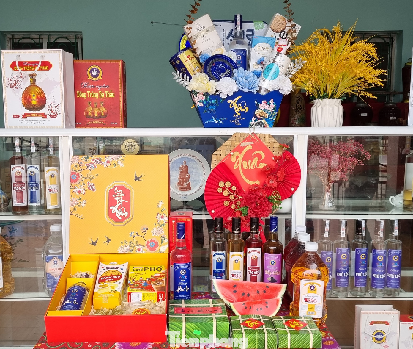 Anh Hoàng Hữu Vương - chủ một doanh nghiệp ở Phú Lộc - cho hay, làng chúng tôi mỗi năm nấu rượu 8 tháng, 4 tháng hè trời nắng nóng dừng sản xuất, nhưng năm nay tôi cho dừng sản xuất sớm. Anh Hoàng Hữu Vương cũng cho hay, việc cấm người điều khiển phương tiện giao thông sử dụng bia rượu là rất tốt, rất văn minh, tiến bộ.