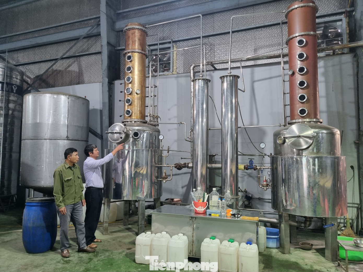 Để đảm bảo doanh thu cho doanh nghiệp, năm vừa qua, anh Vương đã chuyển hướng kinh doanh. “Xu hướng thị trường, tiêu thụ rượu tiếp tục giảm, nên doanh nghiệp cần tìm ra hướng đi mới để bù đắp doanh thu, phát triển doanh nghiệp và duy trì nghề cha ông để lại. Nếu để tổ nghề thất truyền thì thế hệ sau sẽ có lỗi với tổ nghề”, anh Vương chia sẻ.