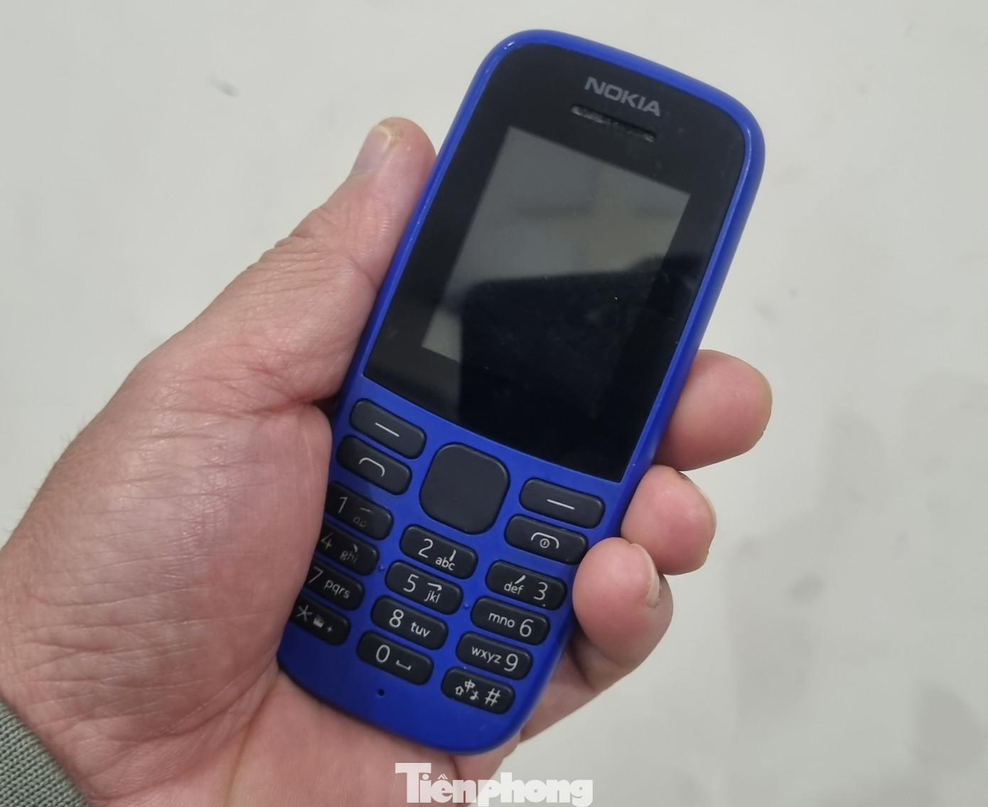 Một chiếc điện thoại "cục gạch" đang được sử dụng.