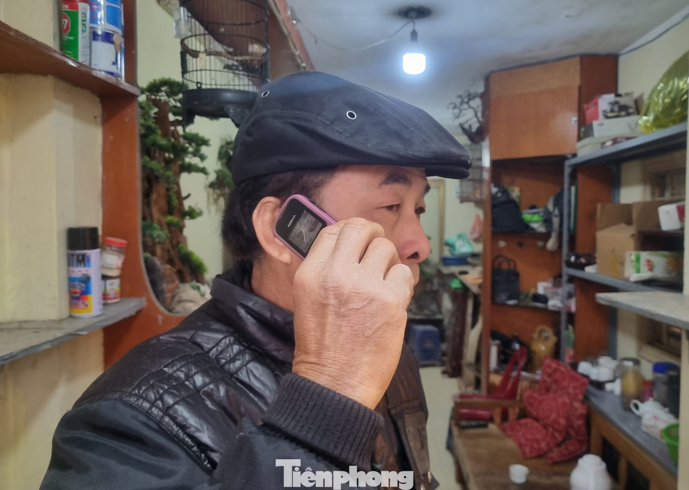 Điện thoại 2G nhỏ gọn, dễ sử dụng vẫn là sự ưa thích của những người cao tuổi.