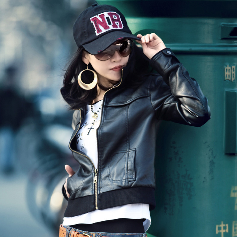 Áo phao, áo da hay những item cotton pha nilon khó thấm nước chính là những món đồ hoàn hảo cho những ngày mưa phùn thế này. Ngoài ra những kiểu áo sơ mi, đặc biệt là sơ mi denim cũng là một lựa chọn không tồi đâu nhé! Shorts, chân váy cotton tiện dụng hay skinny jeans sẽ giúp bạn cảm thấy năng động và thoải mái hơn. Cuối cùng là giữ cho đôi chân khỏi ướt bằng một đôi ủng đi mưa thật xinh, hay boots và giày da... vậy là bạn đã có ngay set đồ đi mưa thật hợp lý và thời trang rồi đấy!