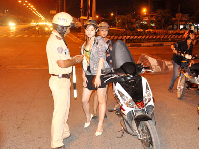Kiều nữ chơi đêm cũng bị kiểm tra giấy tờ