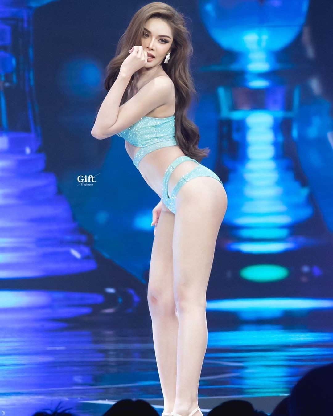 Mặc dù vậy, cách trình diễn của Thaweeporn Phingchamrat đôi khi bị đánh giá là quá đà. Người đẹp thường thích thể hiện các điệu bộ lả lơi khi catwalk. Điều này được cho là không phù hợp với các sân khấu hoa hậu.