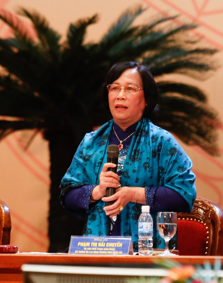 Bộ trưởng Phạm Thị Hải Chuyền trả lời câu hỏi. Ảnh: Hồng Vĩnh Bộ trưởng Bộ