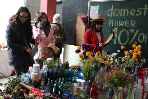 Phiên chợ diễn ra từ 7h đến 19h ở khu vực đường Tô Ngọc Vân, quận Tây Hồ