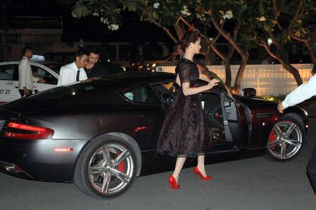 Vũ Thu Phương bên chiếc Aston Martin DB9