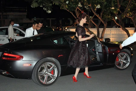 Vũ Thu Phương bên chiếc Aston Martin DB9