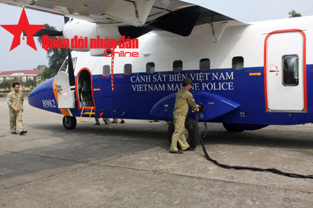 Máy bay CASA-212 được nạp điện trước khi mở máy huấn luyện