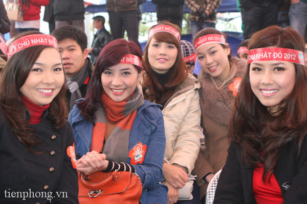 Các người đẹp tham gia cổ vũ Chủ Nhật Đỏ. Ảnh: Minh Đức.