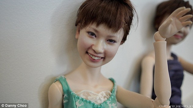 Mọi chi tiết trên khuôn mặt búp bê đều giống hệt người thật