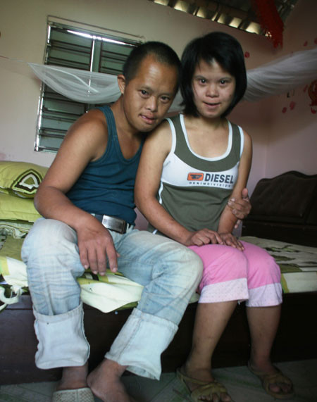 Đôi vợ chồng trẻ trong căn buồng hạnh phúc