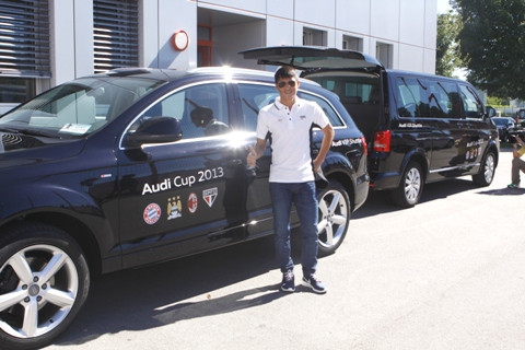 Bên cạnh chiếc Audi chở anh trong suốt chuyến đi