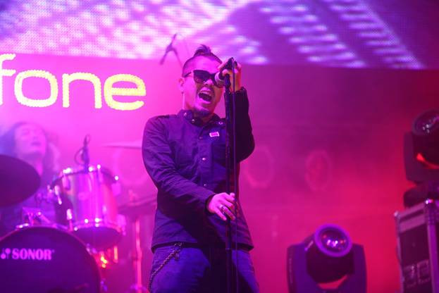 Microwave cùng bản hit “Tìm lại” rung chuyển cả sân vận động quân khu 5. Microwave cùng bản hit “Tìm lại” rung chuyển cả sân vận động quân khu 5