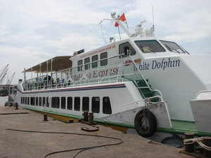 Chiếc tàu này chở quá tải tới hơn 100 người vẫn được CSGT đường thủy cho tiếp tục khởi hành. Ảnh: TTXVN