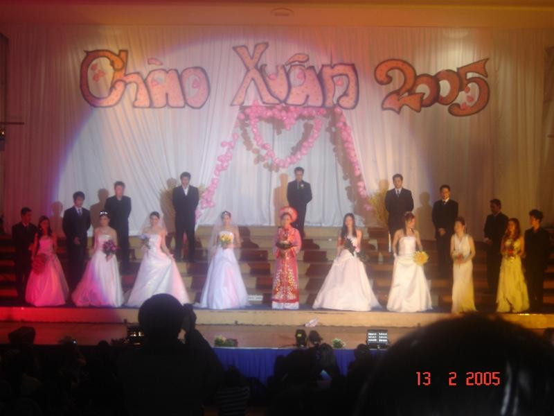 Liên khúc mùa Xuân của du học sinh VN Tiết mục múa lân sôi động Múa hát "Lý Ngựa ô" Màn biểu diễn thời trang áo cưới đầu Xuân