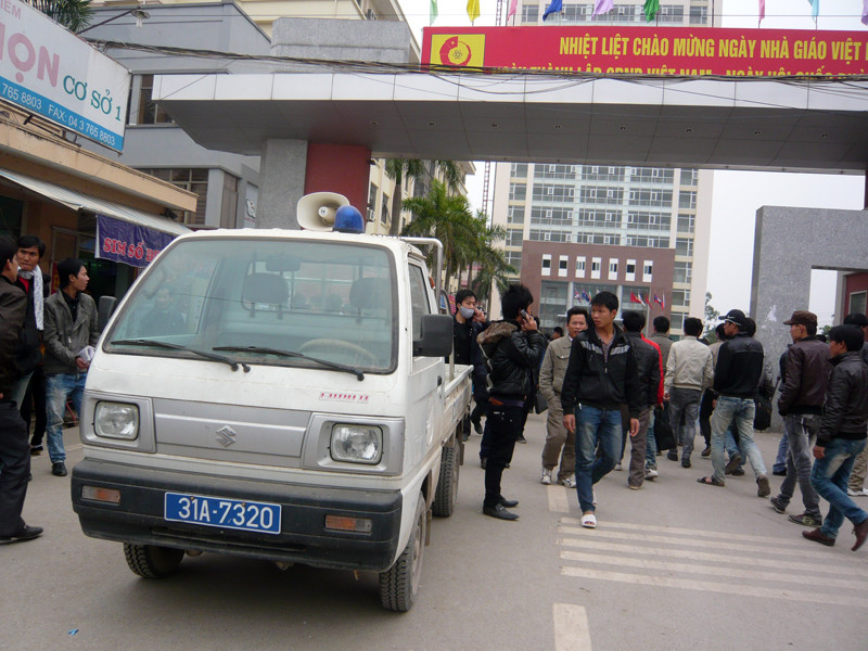 Xe của công an đỗ trưởng cổng trường để phân làn giao thông