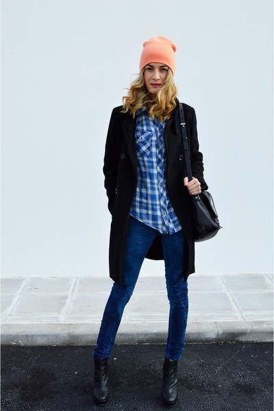 Áo sơ mi kẻ đang là xu hướng được nhiều bạn gái yêu thích. Set đồ jean kết hợp với sơ mi kẻ là lựa chọn hoàn hảo cho những cô nàng năng động. Mix quần jeans với áo sơ mi họa tiết vừa giúp bạn giữ được vẻ ngọt ngào, duyên dáng những cũng rất khỏe khoắn và năng động.