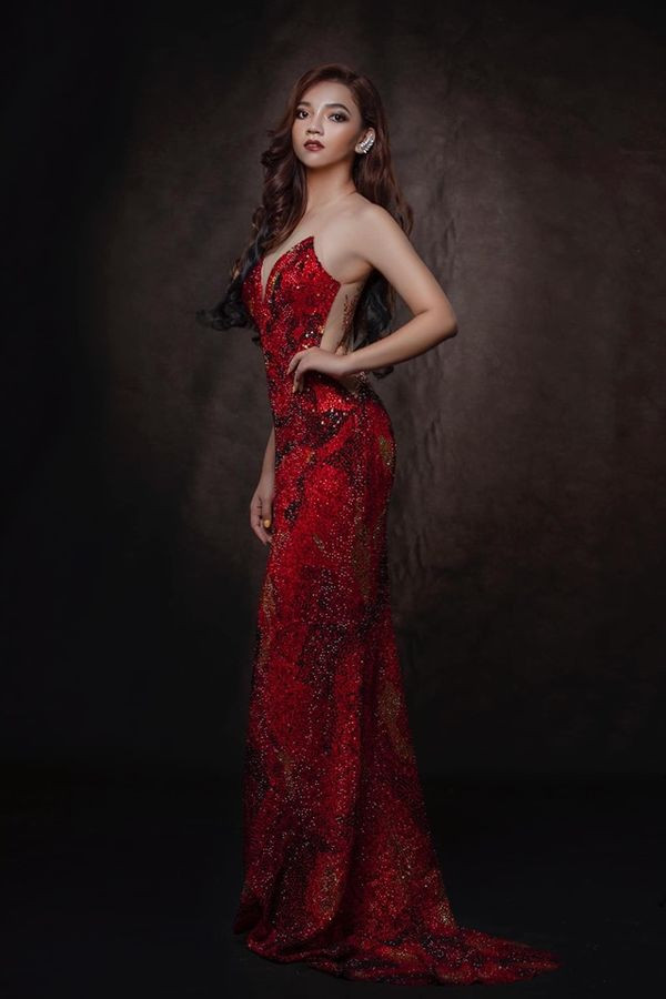 Nhái váy của HH Catriona Gray, thí sinh Hoa hậu Myanmar ngã dúi dụi ảnh 2