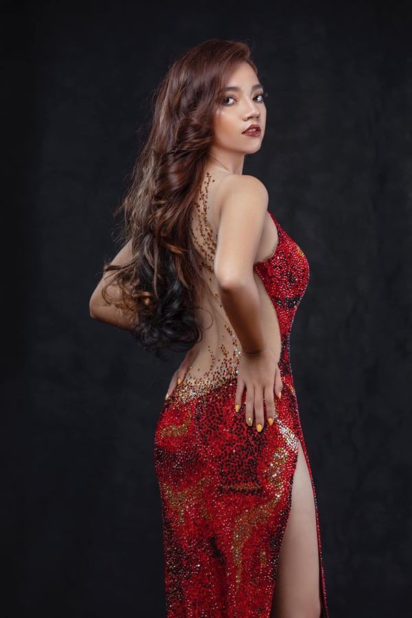 Nhái váy của HH Catriona Gray, thí sinh Hoa hậu Myanmar ngã dúi dụi ảnh 1