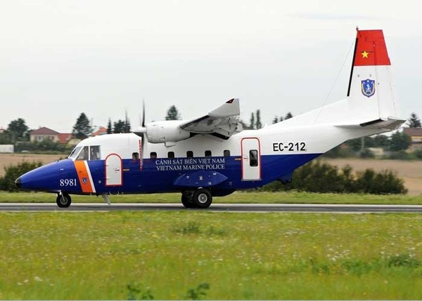 Buồng lái được trang hệ thống điện tử Electronic Flight Instruments (EFIS) với 4 màn hình CRT và công cụ tích hợp dữ liệu hệ thống (IED) với hai màn hình LCD màu