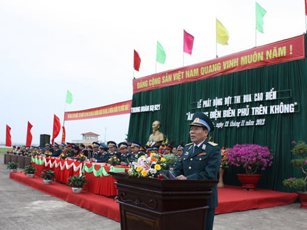 Thiếu tướng Nguyễn Kim Cách - Phó Chính ủy Quân chủng phát biểu tại Lễ phát động