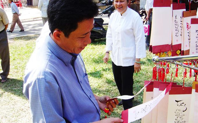 Hình tượng gà được kết thành từ các đóa hoa đủ màu sắc Rực rỡ sắc mai vàng mùa xuân Đài phun nước trang trí hình hoa sen Lựa chọn mua câu đối về treo ngày xuân Hồn nhiên tuổi thơ đón Tết Rộn ràng điệu nhảy sạp ngày xuân Trò chơi cà kheo đầy thử thách và thú vị Các em nhỏ hồn nhiên bên xích đu tiên Cuộc thi gói bánh chưng và bánh tét thu hút rất đông người xem Anh bộ đội khéo tay đang chăm chút cho chiếc bánh của mình Một thành viên xinh đẹp của nhóm Lọ Lem cũng đang nhiệt tình tham gia Đông đảo người dân thành phố tham quan Hội Hoa