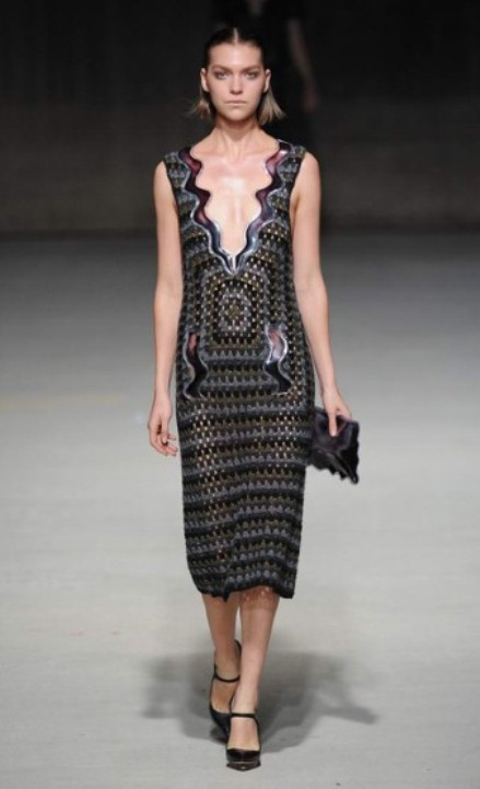 Thiết kế cổ xẻ sâu vô cùng lạ mắt và phá cách của Christopher Kane.