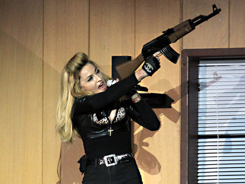 Ở tuổi 53, nữ hoàng nhạc pop vẫn là một nàng ngựa chứng bất kham