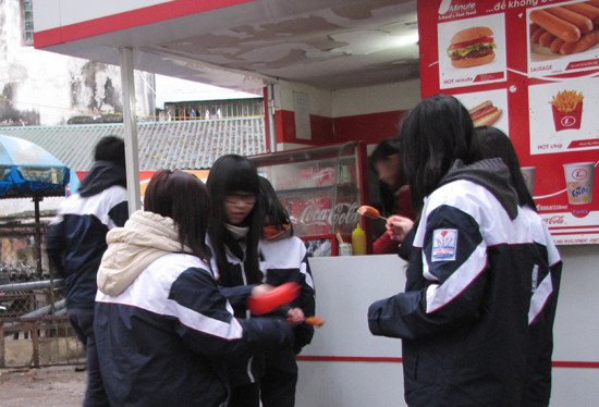 17 giờ, thay vì chuẩn bị được về nhà, theo lịch học mới , lúc này học sinh THPT Quang Trung mới hết tiết 3. Nhiều nữ sinh rủ nhau xuống mua xúc xích, nạp năng lượng chuẩn bị cho 2 giờ học tiếp theo. 