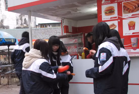 17 giờ, thay vì chuẩn bị được về nhà, theo lịch học mới , lúc này học sinh THPT Quang Trung mới hết tiết 3. Nhiều nữ sinh rủ nhau xuống mua xúc xích, nạp năng lượng chuẩn bị cho 2 giờ học tiếp theo. 