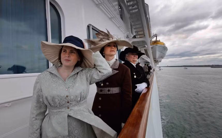 Đến từ 28 quốc gia, các hành khách hi vọng sẽ được tới New York an toàn trên con tàu Titanic mới này .