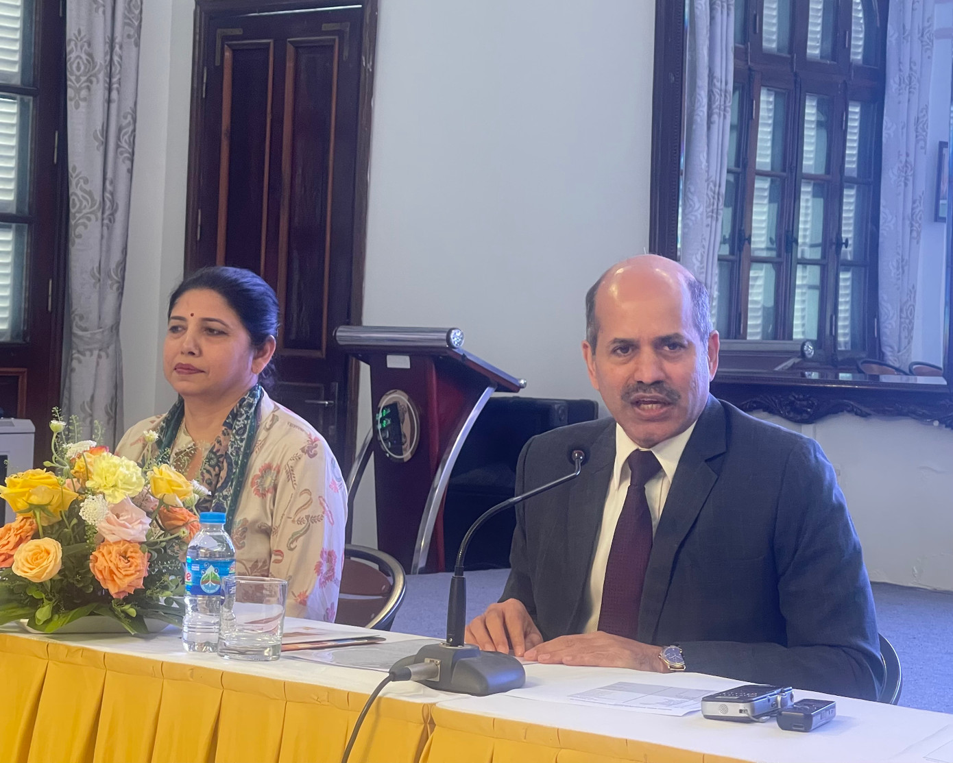 Đại sứ Ấn Độ tại Việt Nam tại cuộc gặp gỡ báo chí chiều 15/5.