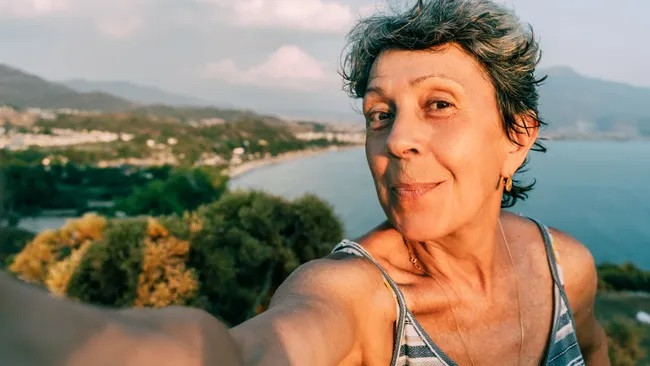 Một phụ nữ trung tuổi chụp ảnh tự sướng (selfie)