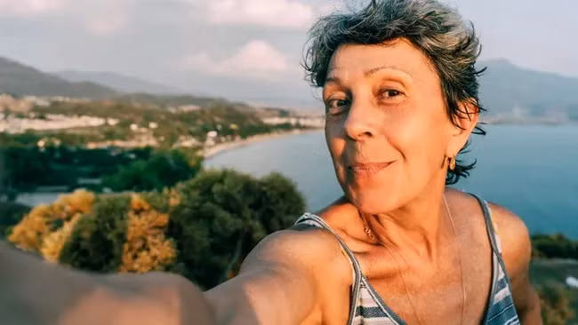 Một phụ nữ trung tuổi chụp ảnh tự sướng (selfie)