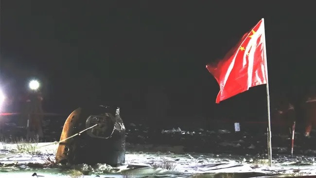 Tàu vũ trụ Chang's 5 của Trung Quốc mang theo các mẫu vật từ mặt trăng được nhìn thấy sau khi hạ cánh xuống Nội Mông, Trung Quốc, vào ngày 17/12/2020. (Ảnh: CASC)