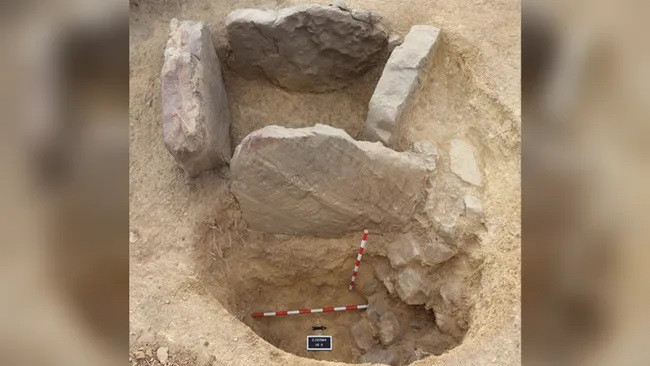 Một trong những ngôi mộ lót đá mới được phát hiện, được gọi là hầm chôn cất. (Ảnh:Hamza Benattia)