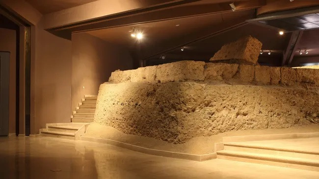 Tàn tích của một ngôi đền hoặc miếu thờ nằm phía trên Lăng mộ I, trên đỉnh một gò đất ở Hy Lạp, đã từng được cho là lăng mộ của cha Alexander Đại đế. (Ảnh: ai-ivanov)