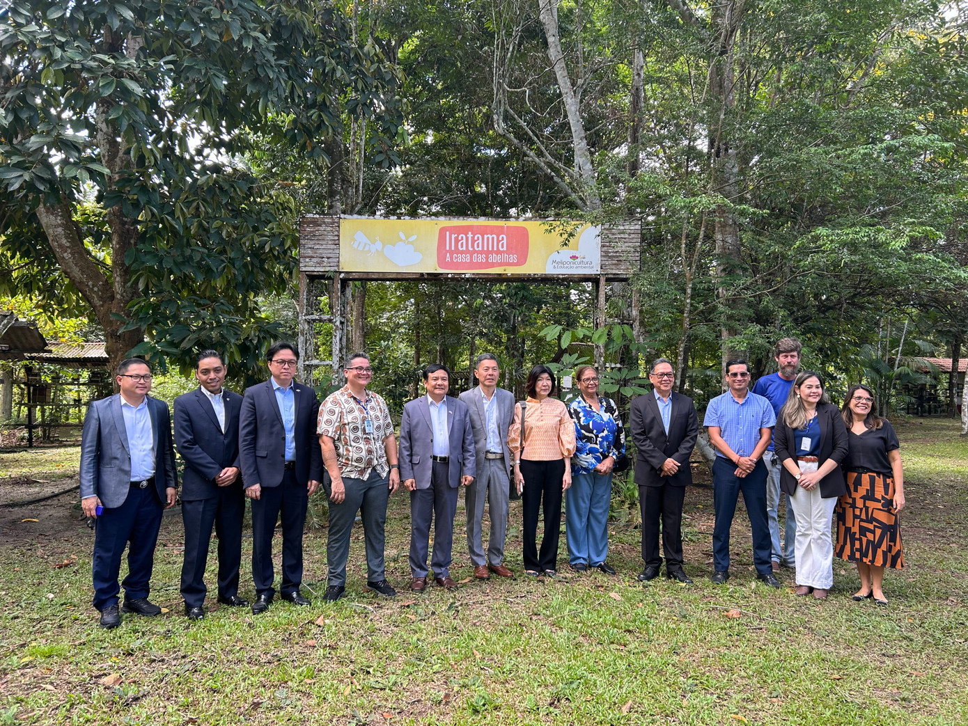 Đại sứ Bùi Văn Nghị (thứ 5 từ trái sang) cùng các đại sứ ASEAN thăm trang trại ong EMBRAPA tại thành phố Belem, Brazil.