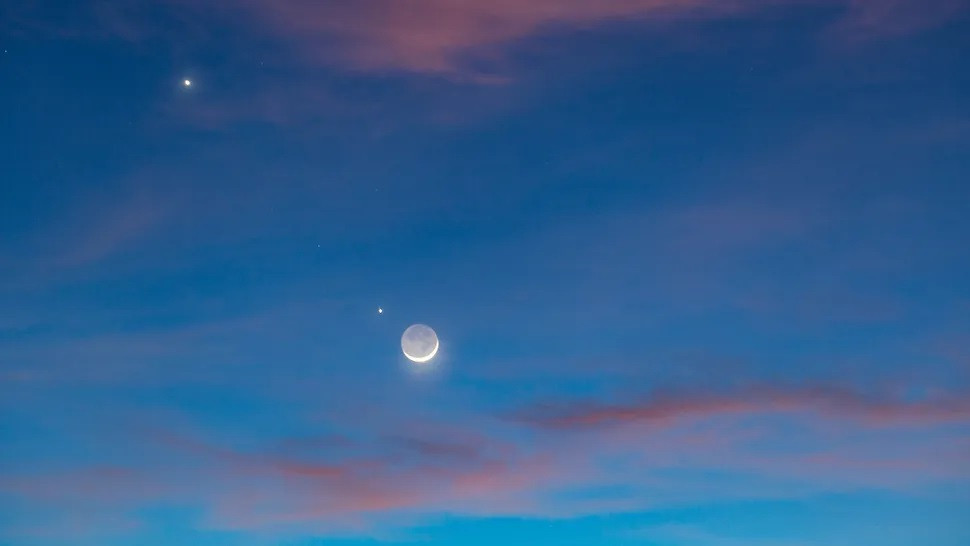 Trăng lưỡi liềm sẽ xuất hiện gần sao Kim và sao Thổ vào sáng sớm ngày 23/5, một màn diễu hành ngoạn mục của các hành tinh.