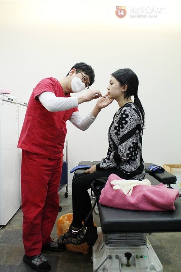 Bác sĩ bắt đầu vẽ những đường cần tiêm trên khuôn mặt Hạt Mít, nhiều nhất là hai vùng má và bọng cằm 